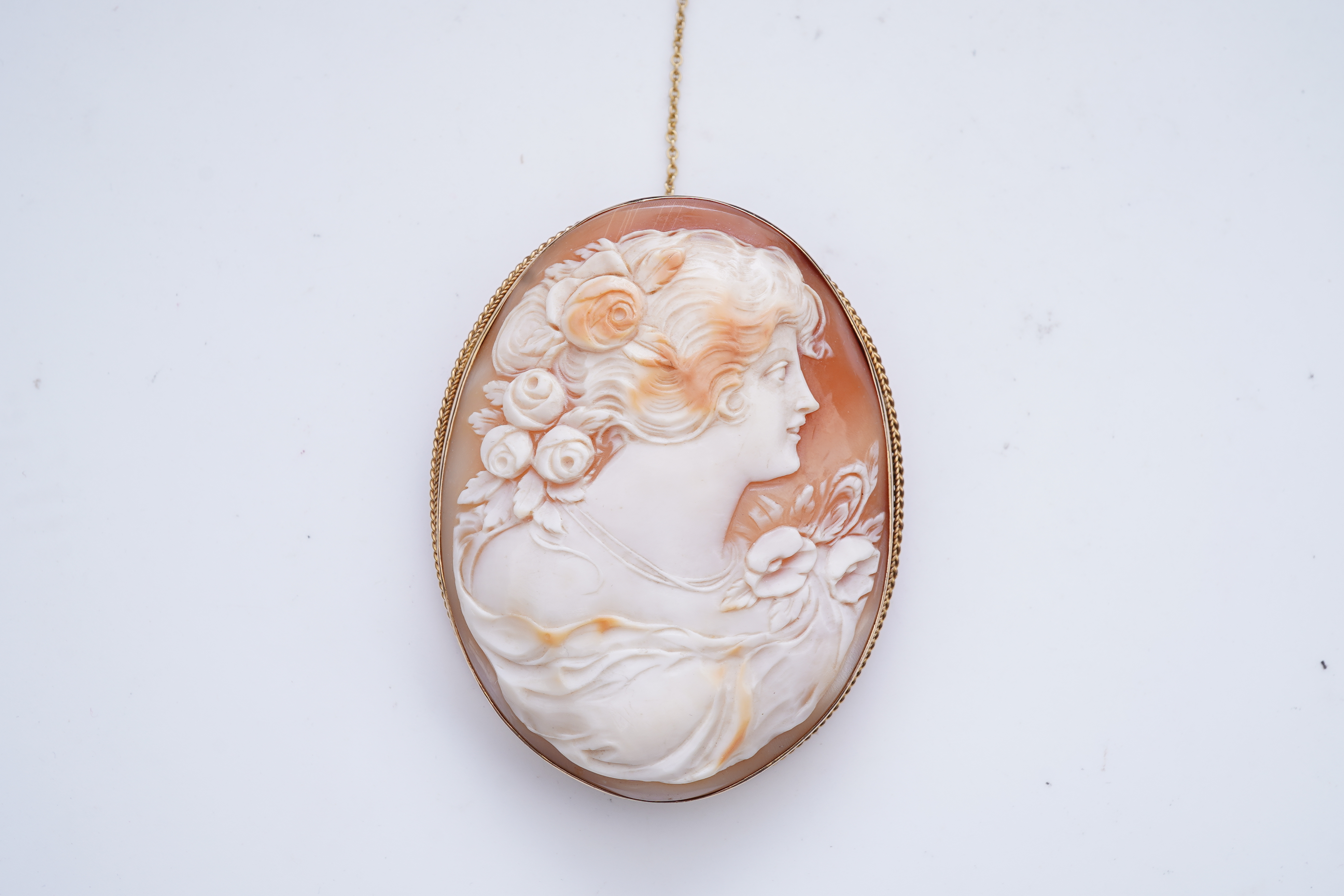 A shell cameo brooch, 20th century